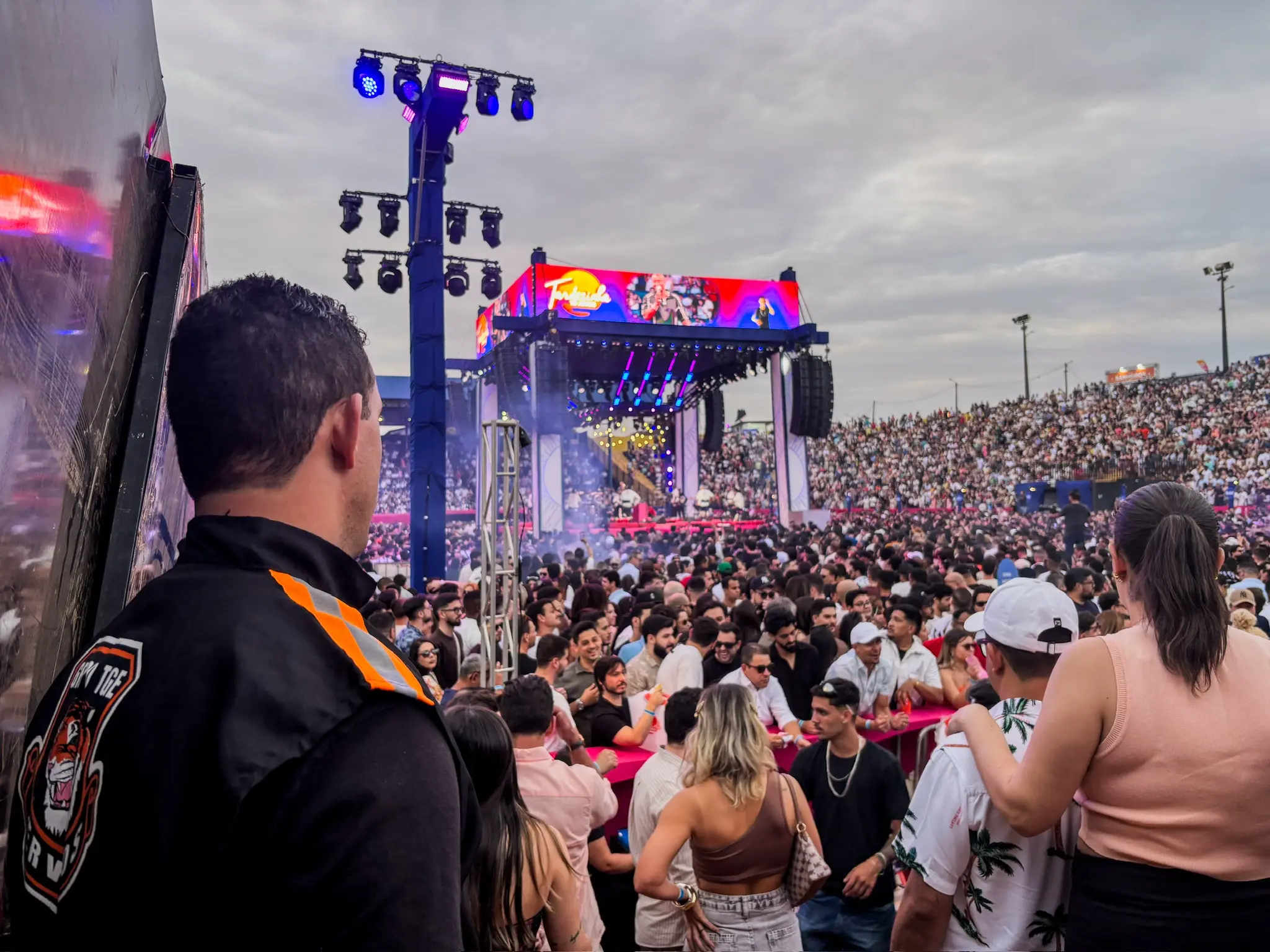 Profissional de segurança armado realizando ronda noturna