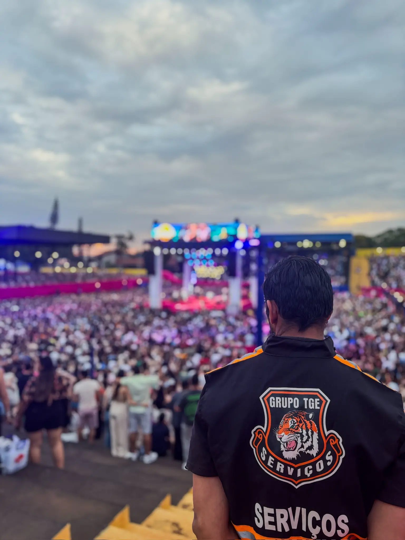 Equipe de vigilância armada uniformizada e alinhada