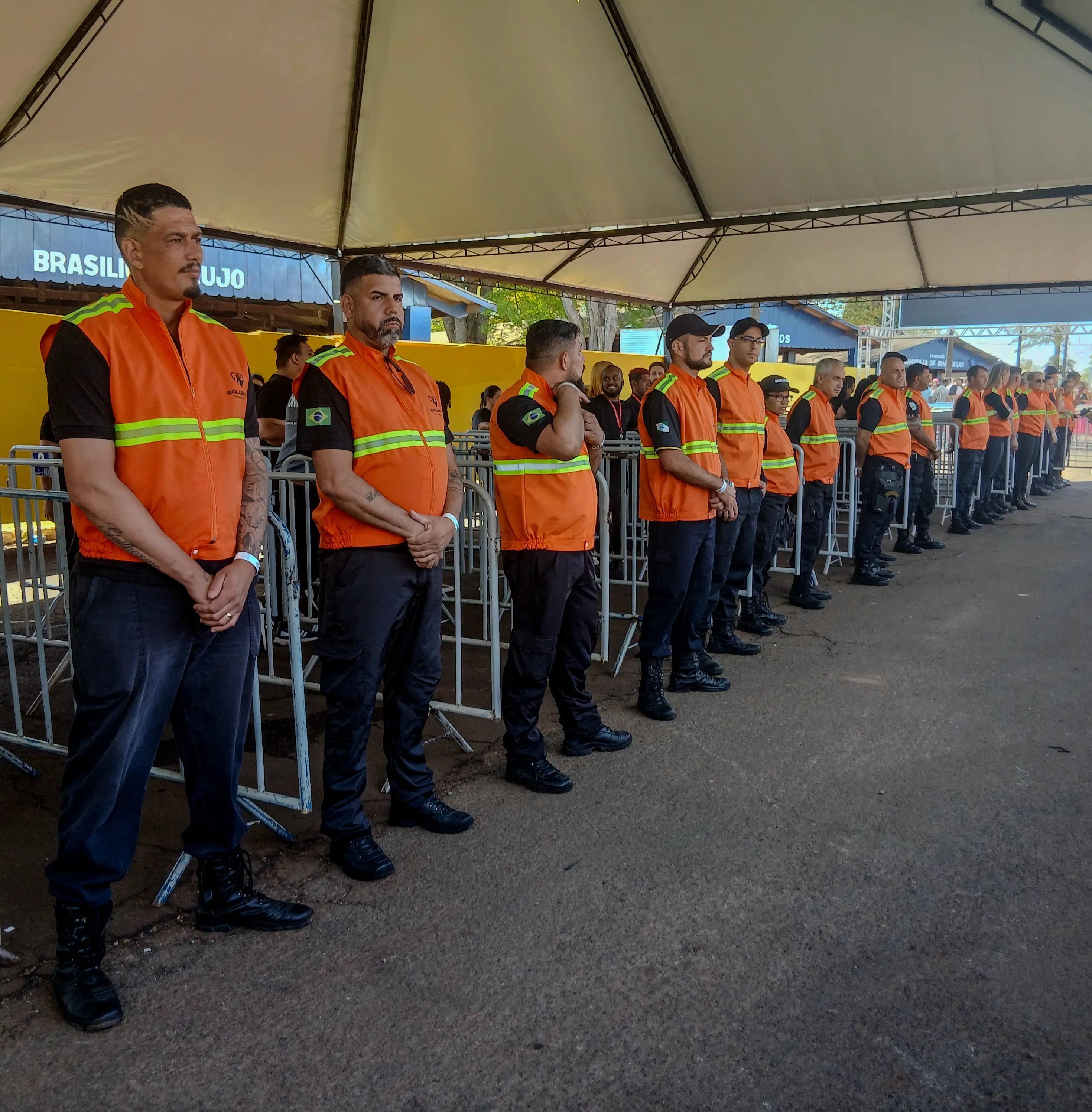 Agente realizando controle de acesso de visitantes