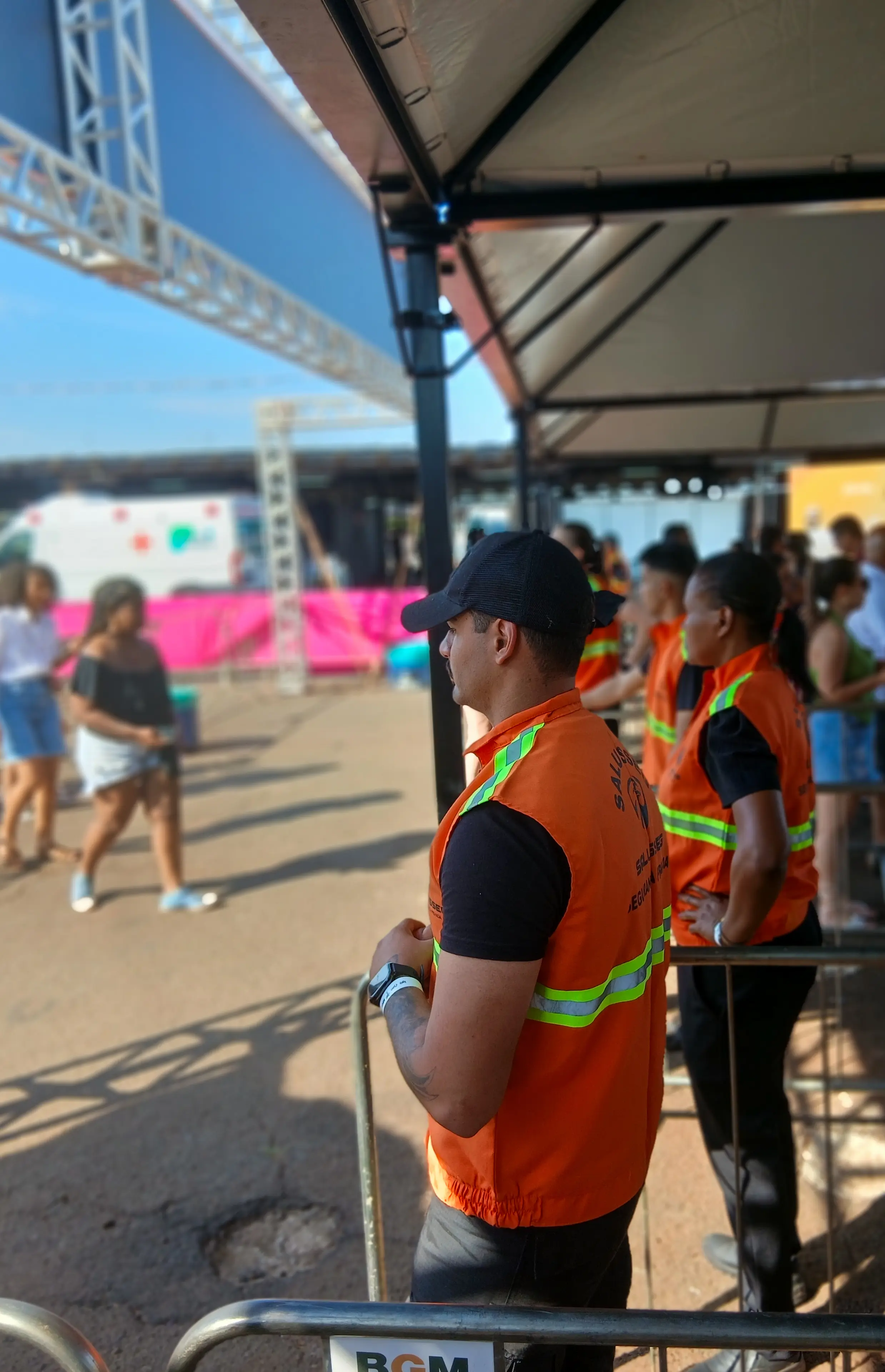 Procedimento de revista de segurança na entrada de um local