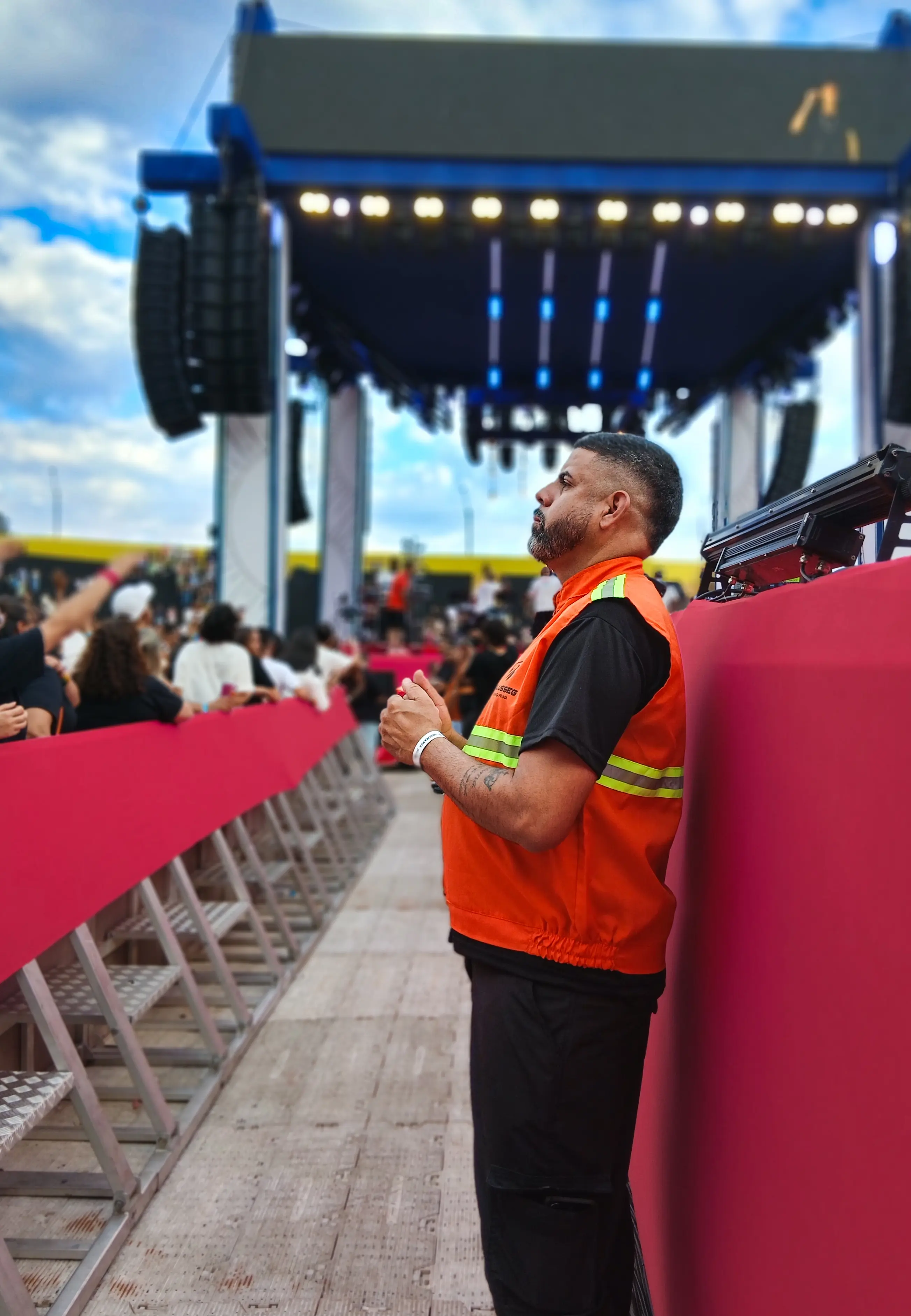 Equipe de segurança posicionada na entrada de evento