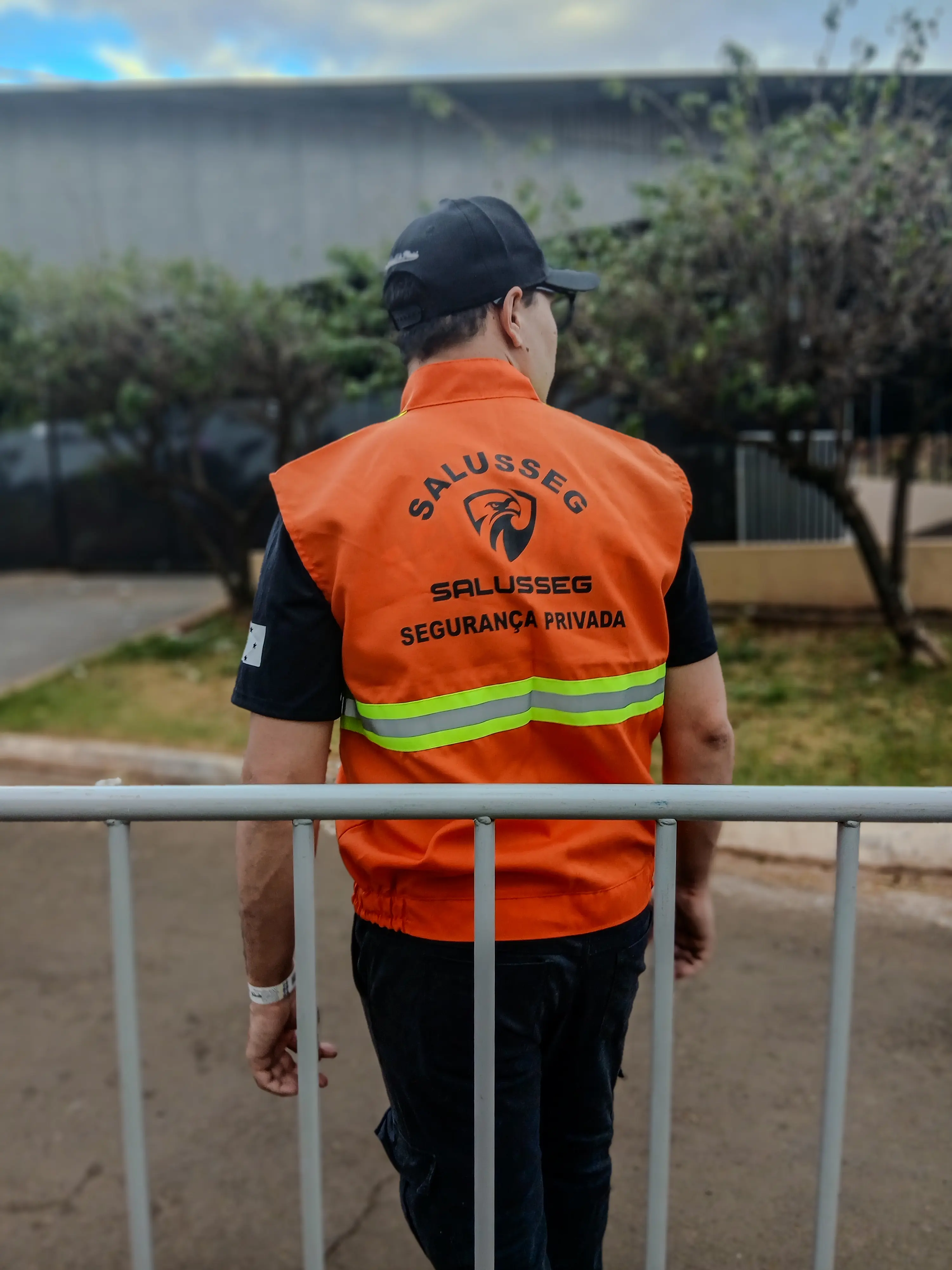 Vigilante armado em patrulha externa