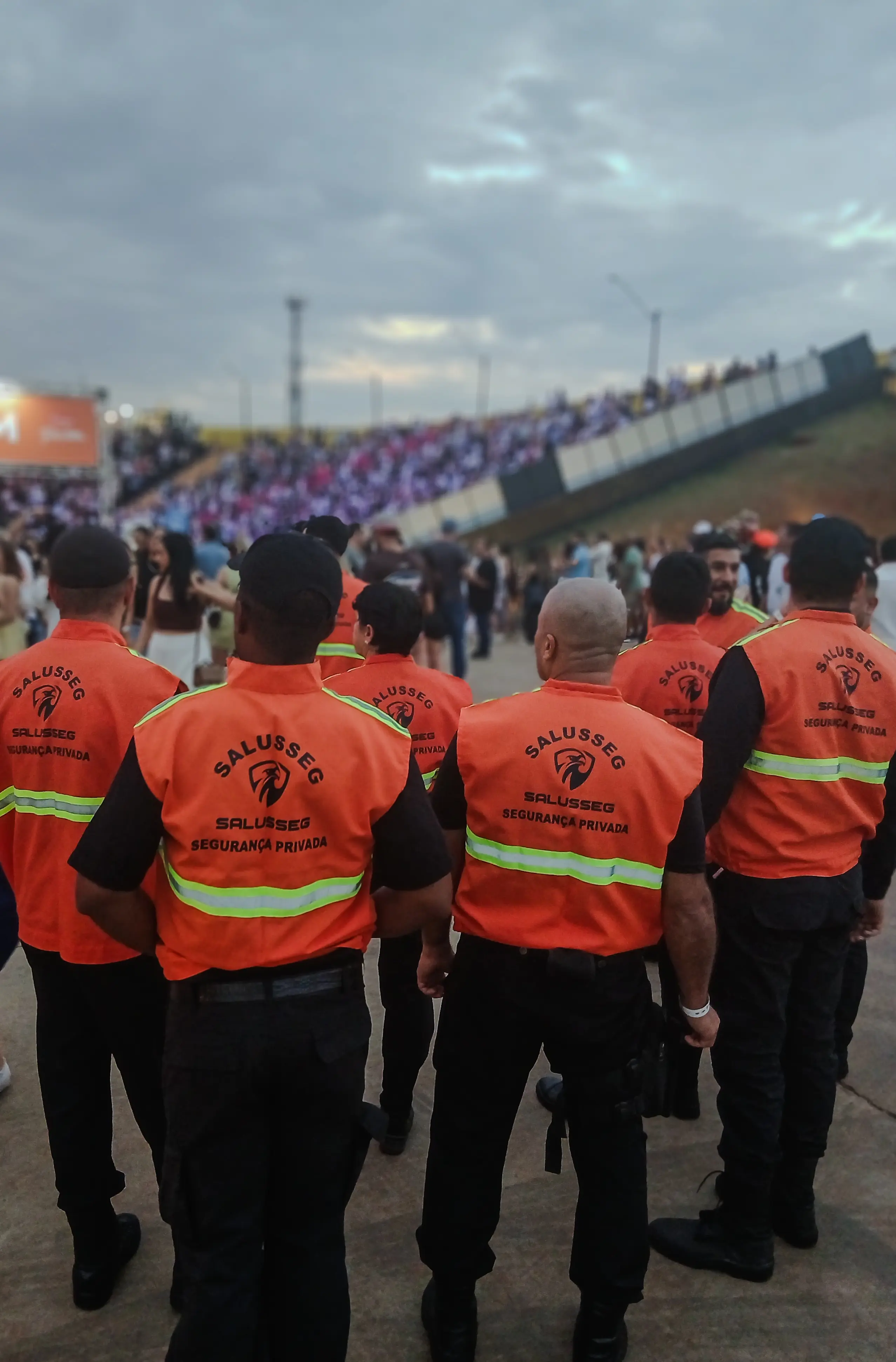 Detalhe do equipamento de um vigilante armado profissional
