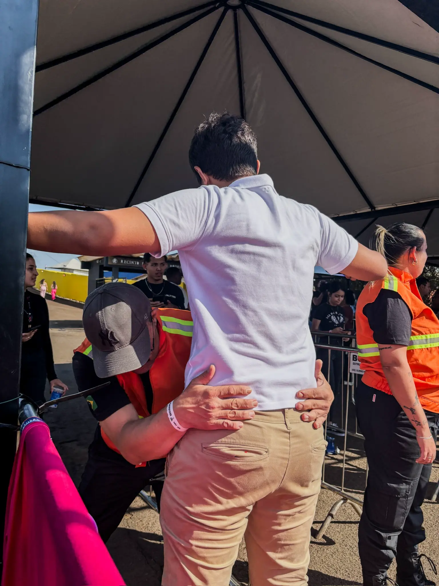 Vigilante em posto de observação estratégico